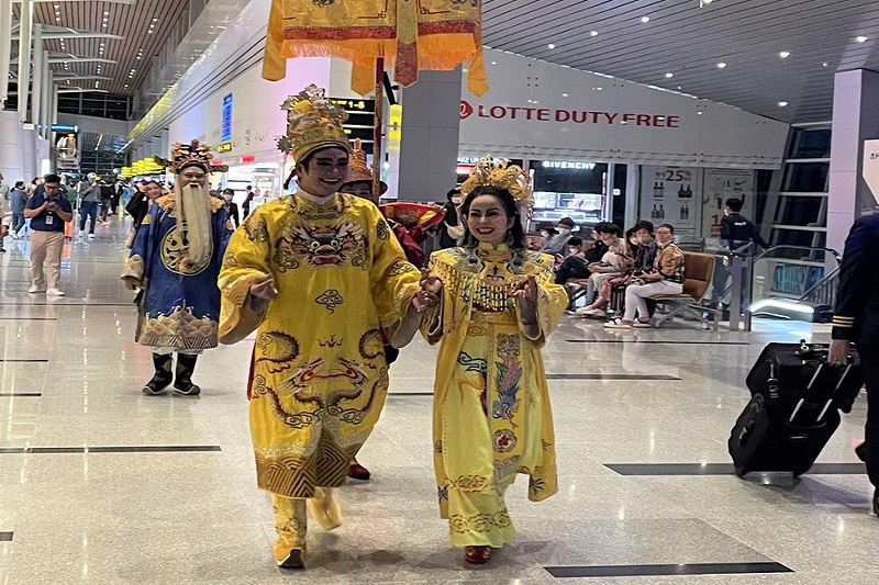 Hành khách quốc tế chờ bay được trải nghiệm văn hóa di sản