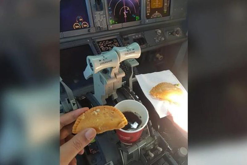 Uống cà phê, ăn bánh ngọt trong buồng lái, hai phi công Ấn Độ bị đình chỉ bay 
