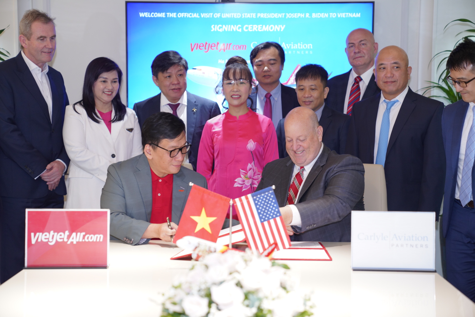 Nhân chuyến thăm chính thức Việt Nam của Tổng thống Hoa Kỳ Joe Biden, Vietjet và Tập đoàn Carlyle ký kết tài trợ tàu bay trị giá 550 triệu USD