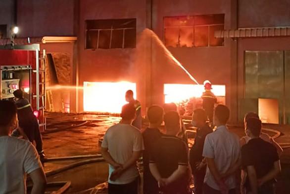 Đồng Nai: Công ty máy móc nông nghiệp cháy lớn, cột lửa cao hàng chục mét