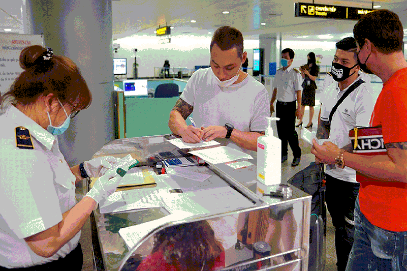 Cải tiến quy trình kiểm dịch y tế để tránh ùn tắc tại sân bay Tân Sơn Nhất 