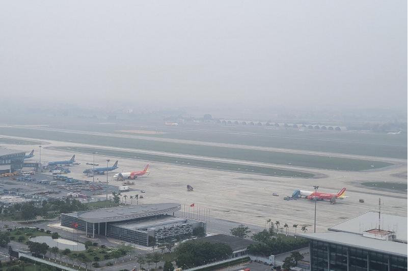 Mưa lớn, nhiều chuyến bay không thể cất, hạ cánh tại sân bay Tân Sơn Nhất 