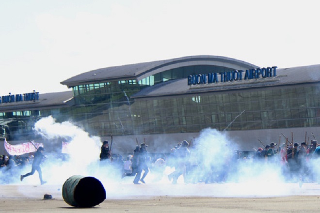 Diễn tập ngăn chặn khủng bố tấn công sân bay Buôn Ma Thuột